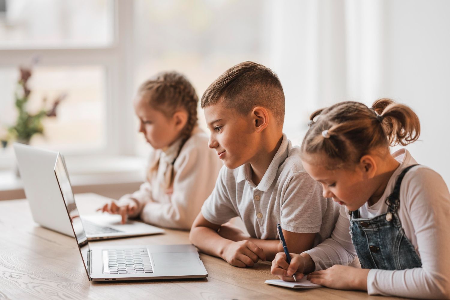 Digitalizarea educației: Cum simplifică tehnologia munca profesorilor